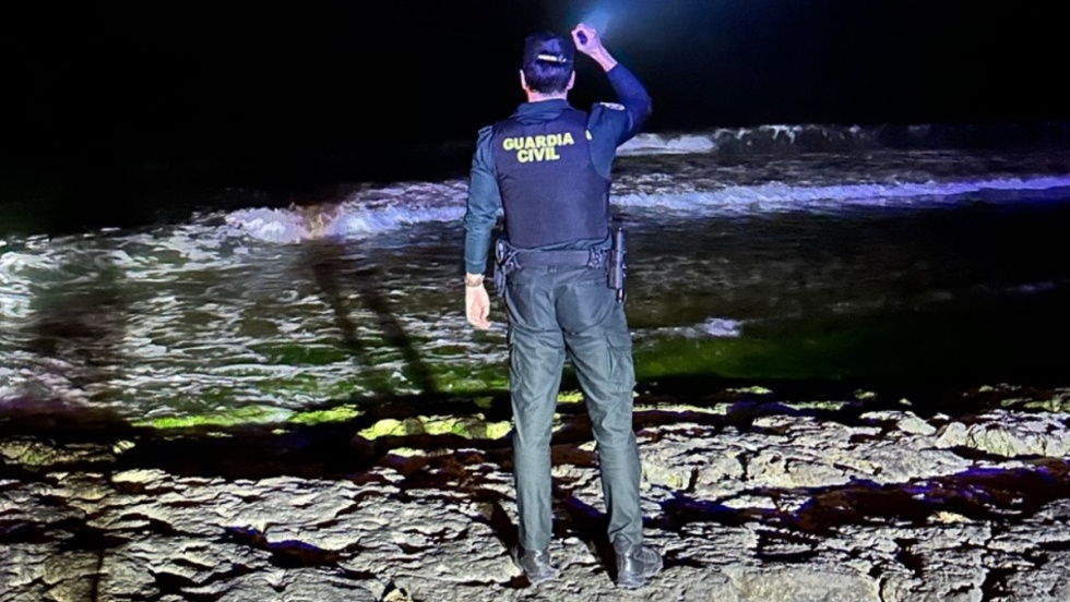Guardia Civil durante el rescate de una joven en el mar de Torrevieja.