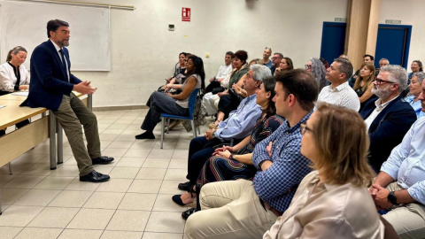 Luis Barcala, alcalde de Alicante, en un encuentro con comerciantes y hosteleros.