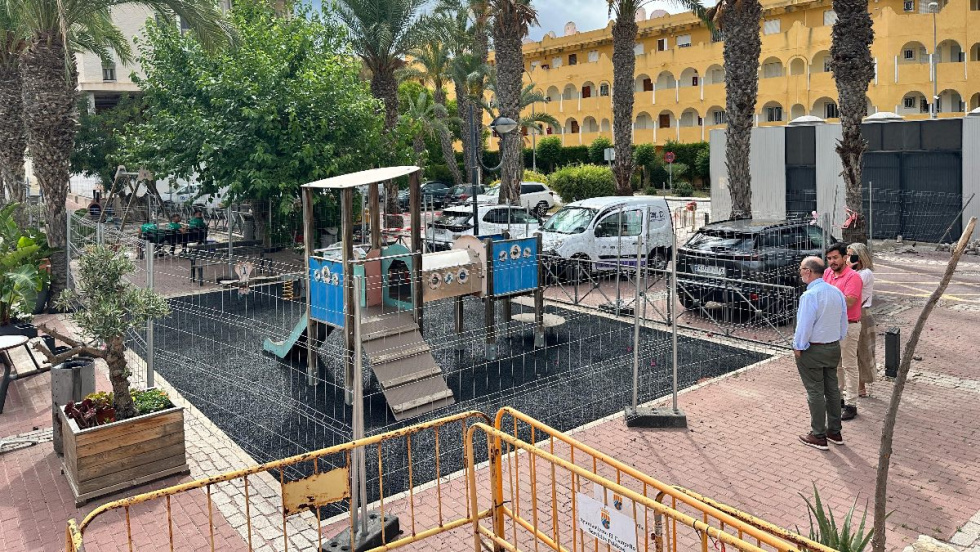 Juanjo Berenguer, alcalde de El Campello, visita el parque de Plaza Don Carlos.