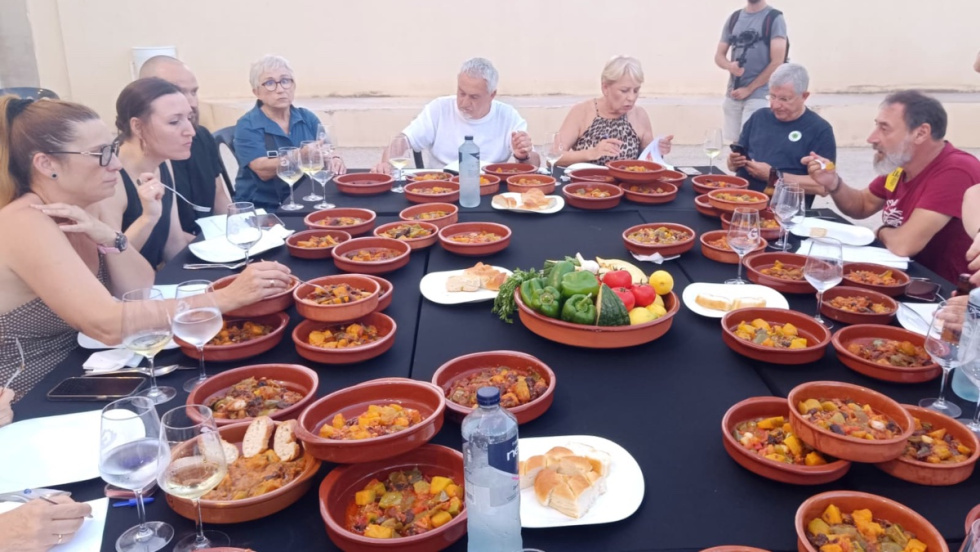 La tradicional Pebrereta reúne a cerca de mil personas y da la bienvenida al verano en Villajoyosa