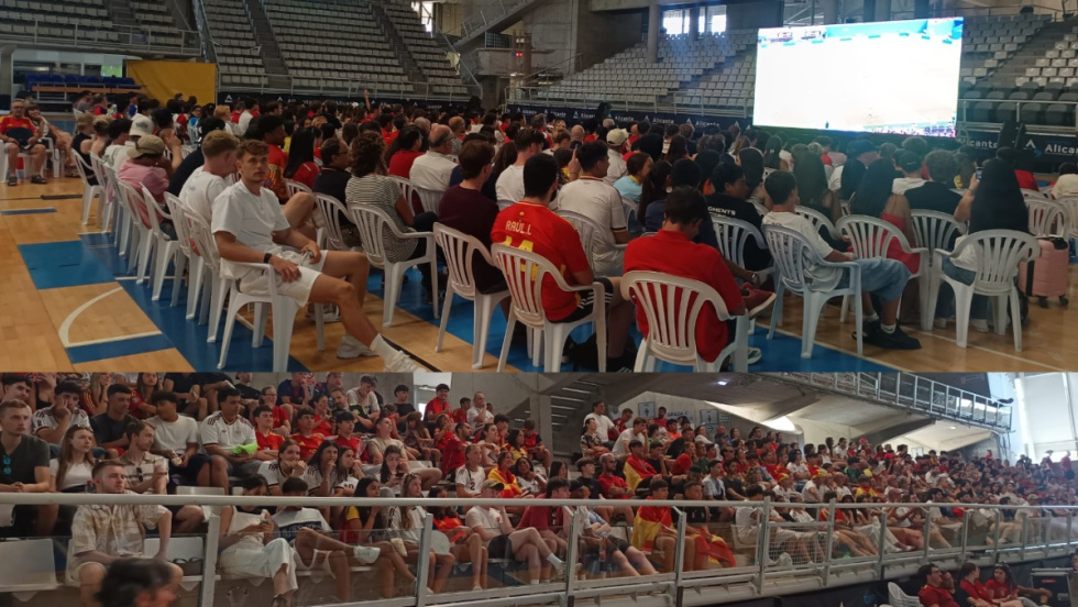 Emisi&oacute;n en pantalla gigante de un partido de Espa&ntilde;a en el Mundial 2026 en el Centro de Tecnificaci&oacute;n de Alicante.