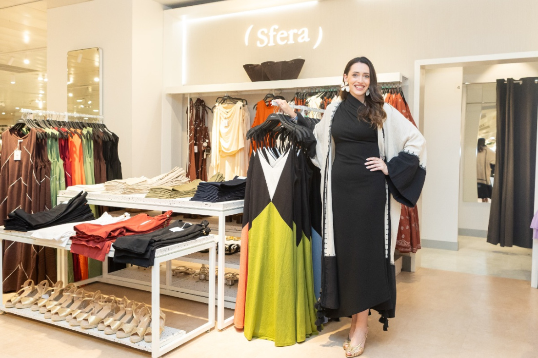 Mar&iacute;a Pastor, Bellea de Foc de las Hogueras 2026, posa en El Corte Ingl&eacute;s.