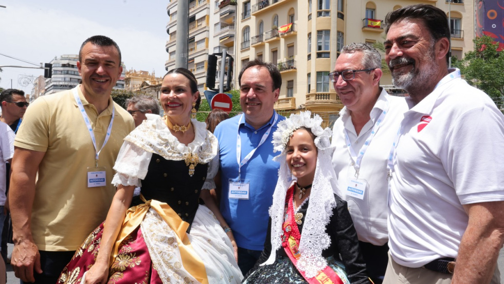 P&eacute;rez Llorca, Toni P&eacute;rez y Luis Barcala junto a las Belleas en la Masclet&aacute; del domingo 21 de junio.