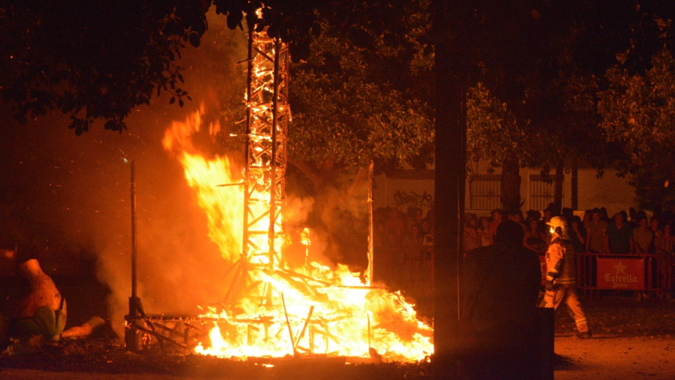 Un monumento arde durante las Hogueras de Alicante.