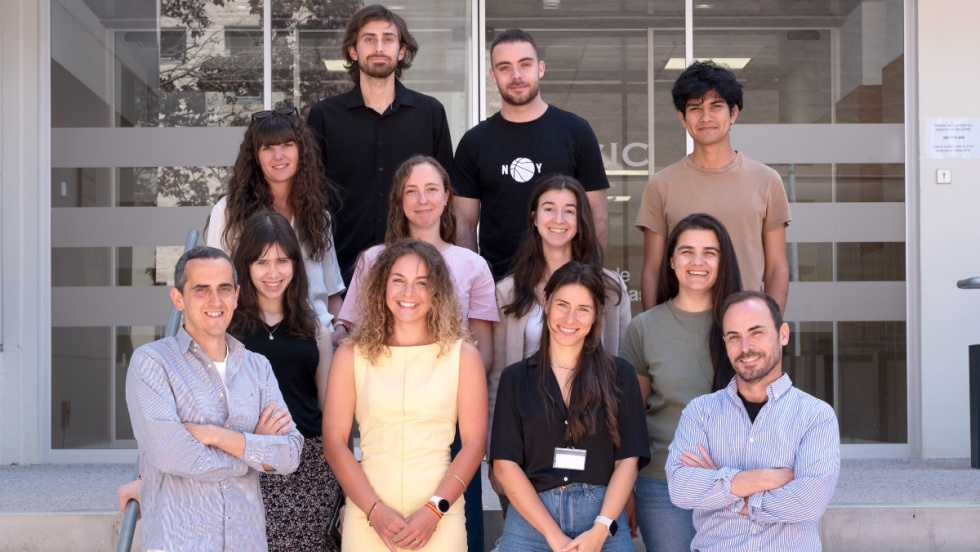 Una molécula experimental logra reprogramar las defensas del cerebro y reducir los efectos del alzhéimer