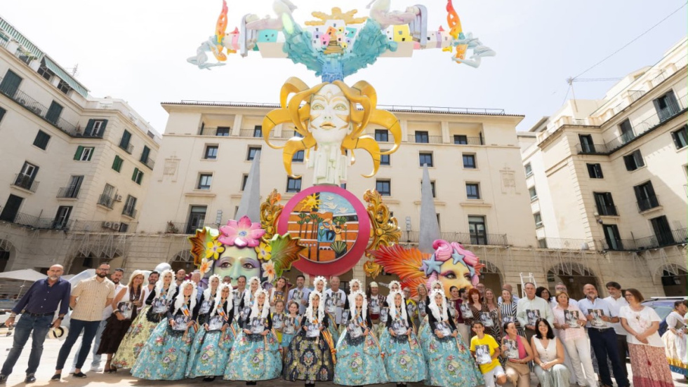 Una hoguera oficial "monumental" y "arriesgada" luce ya frente al Ayuntamiento