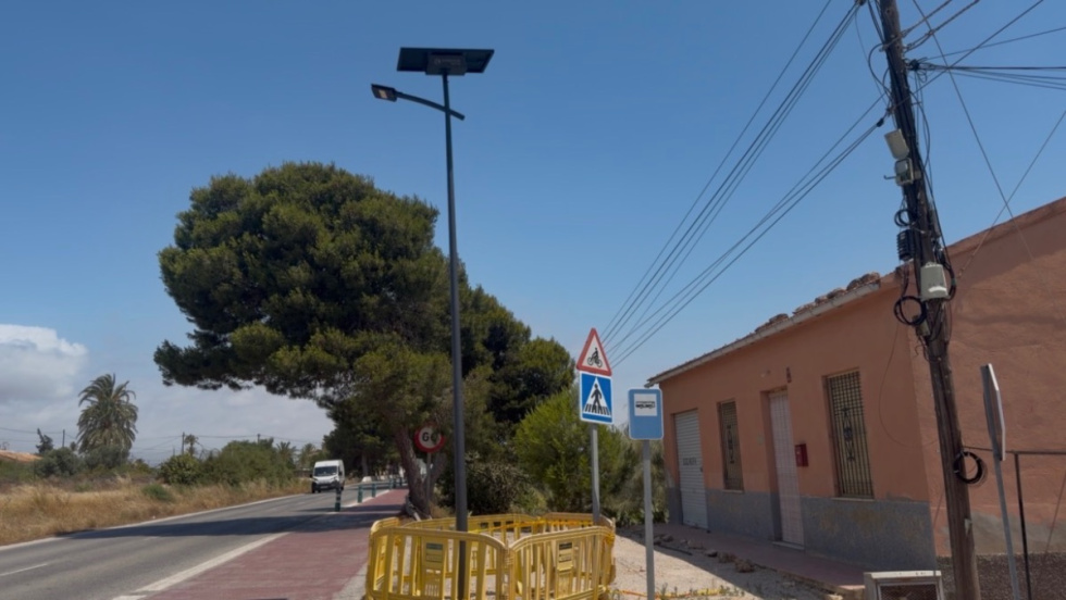 Elche instala nuevas farolas solares en La Marina.