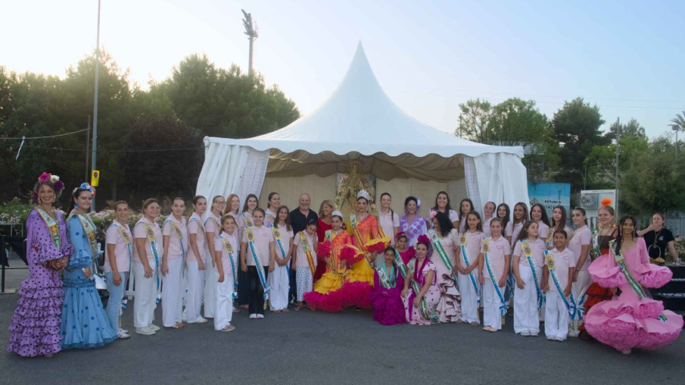 La Casa de Andalucía reúne a autoridades, entidades festeras y vecinos de Benidorm en su tradicional Romería del Corpus Christi