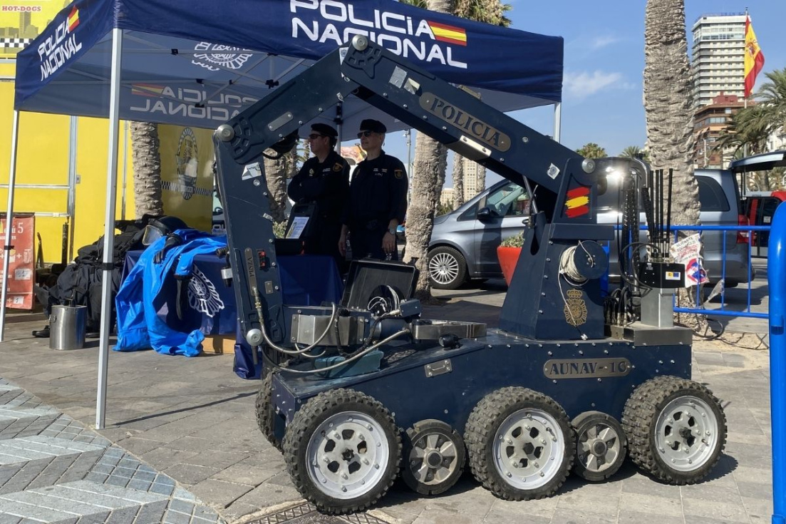 Exibici&oacute;n Polic&iacute;a Nacional en la playa del Postiguet en Alicante