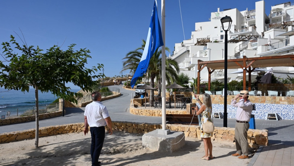 La bandera azul ya ondea por primera vez en la playa de Cala Lanuza de El Campello