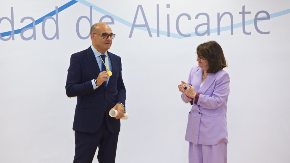 Manuel Palomar recibe la Medalla de Oro de la Universidad de Alicante.