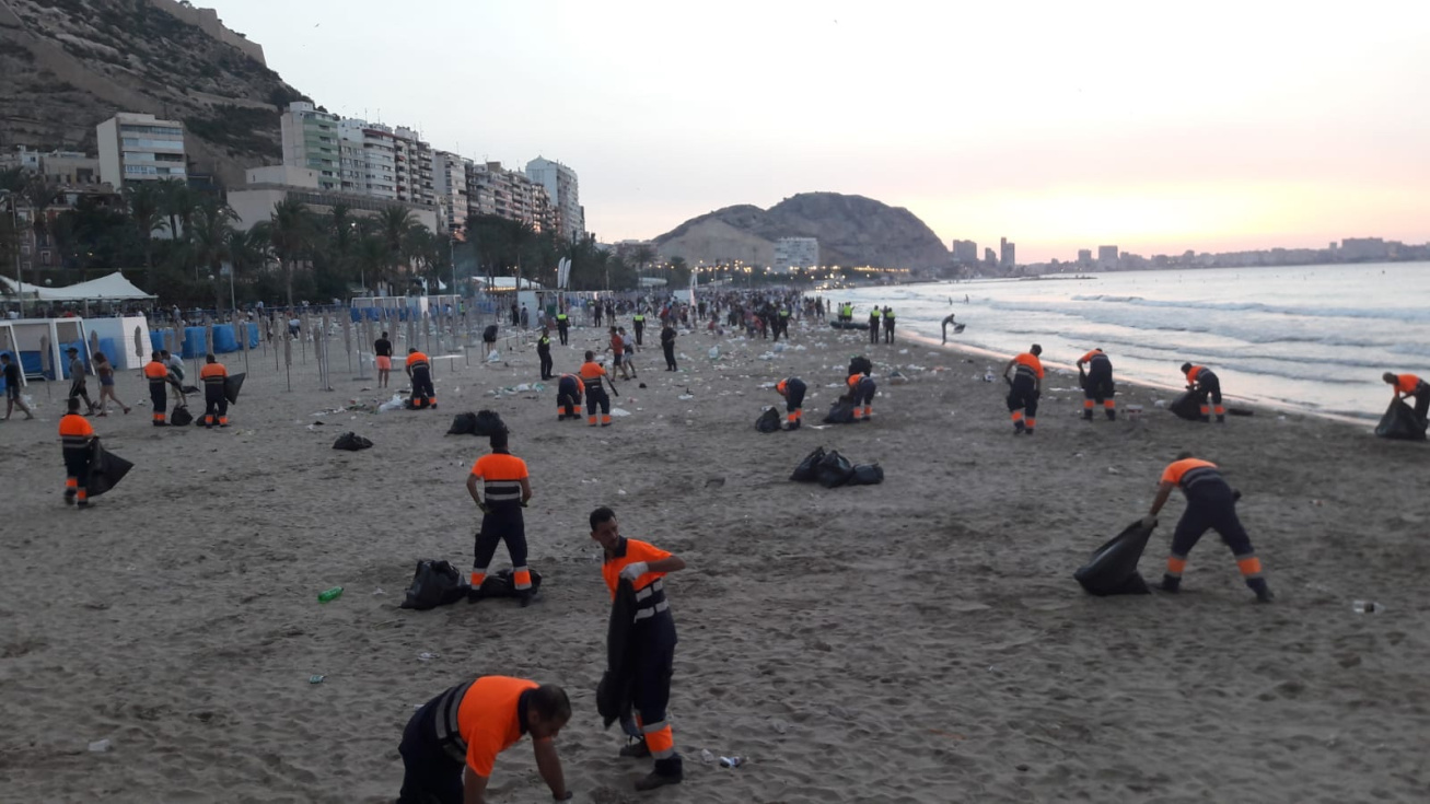 Limpieza de la playa del Postiguet en Alicante durante Hogueras.