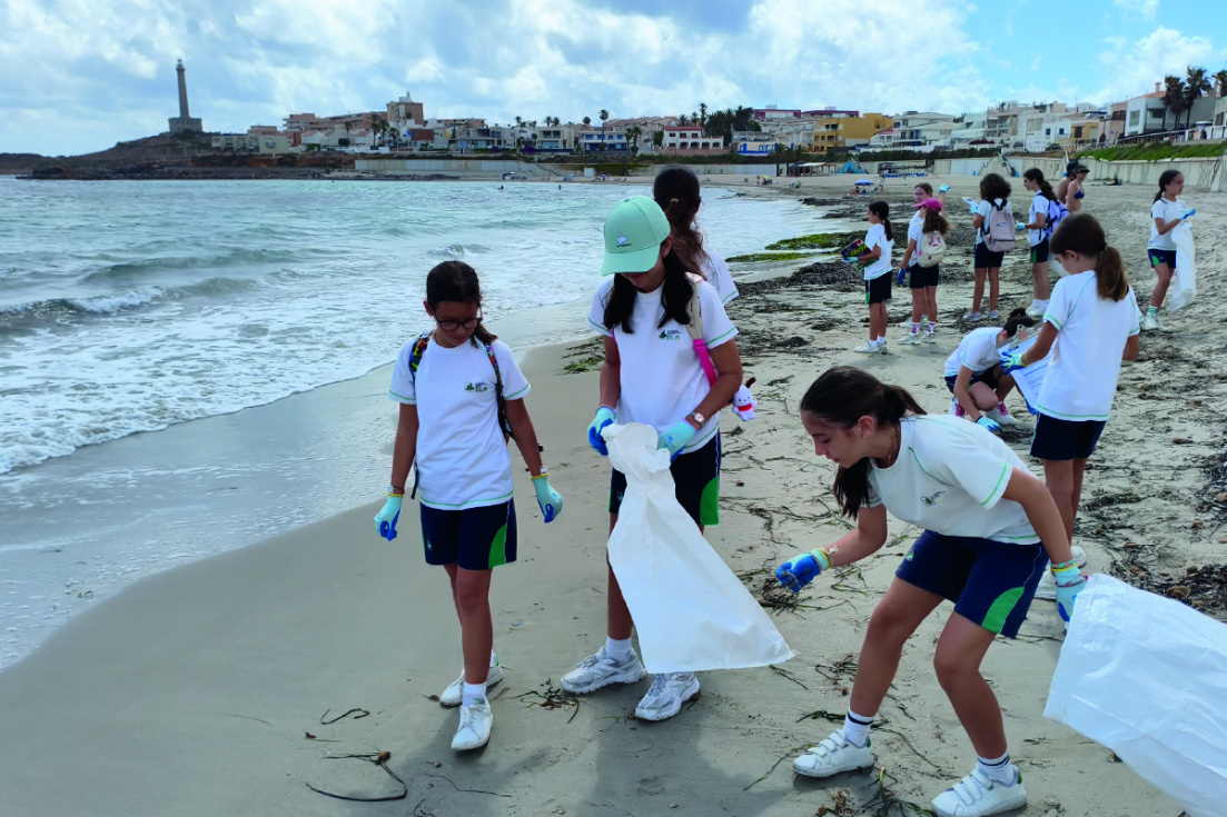 Estudiantes limpian playas y promueven la sostenibilidad marina