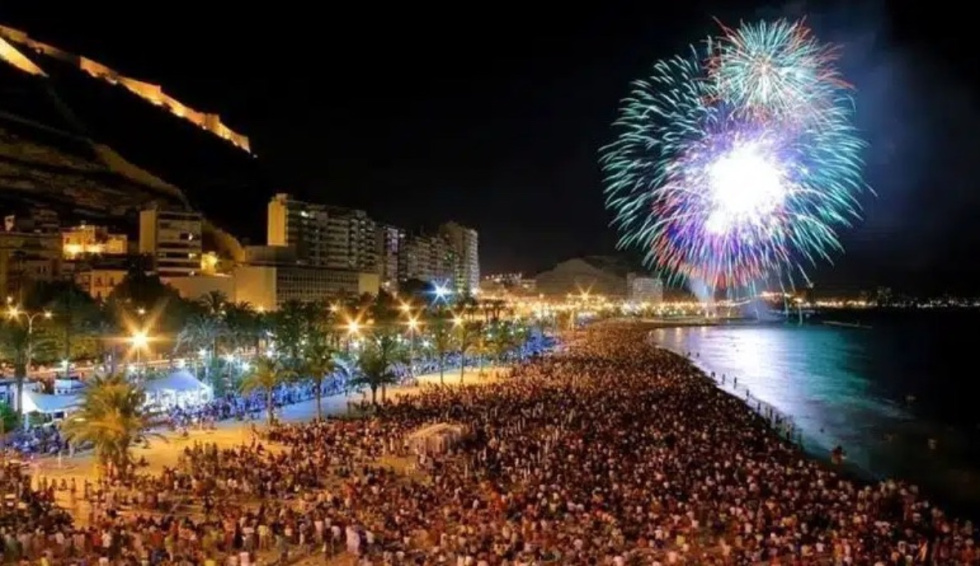 Fuegos artificiales en El Postiguet de Alicante.