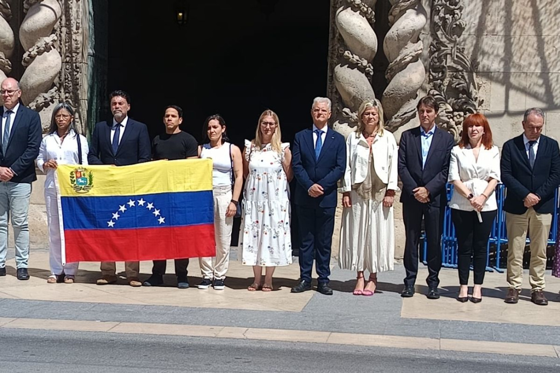 Alicante guarda silencio en se&ntilde;al de homenaje y apoyo a Venezuela tras los terremotos