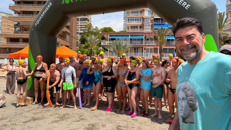 Luis Barcala luce la camiseta de La Venus de Alicante en La Mar Solidaria.