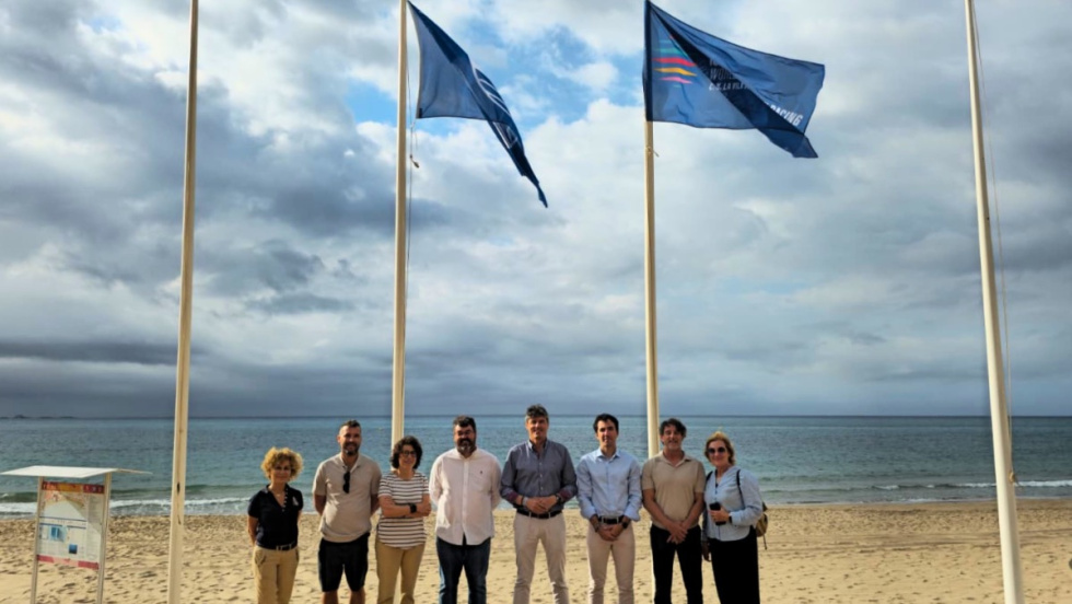 Villajooyosa iza las banderas azules 2026 en su playa.