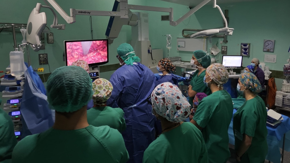 El Hospital General de Elche aplica por primera vez en la Comunitat una técnica pionera para hernias paraestomales complejas