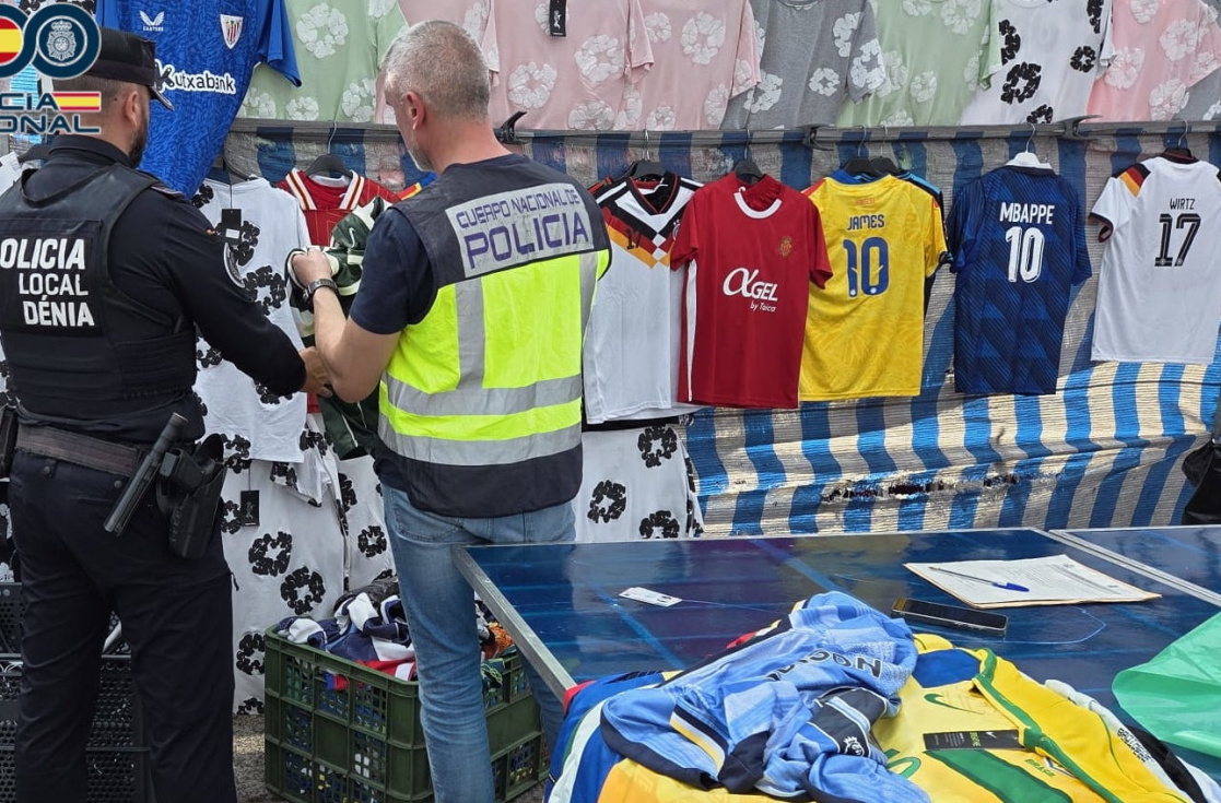 Intervenci&oacute;n de camisetas falsas del Mundial 2026 en Denia, Alicante.