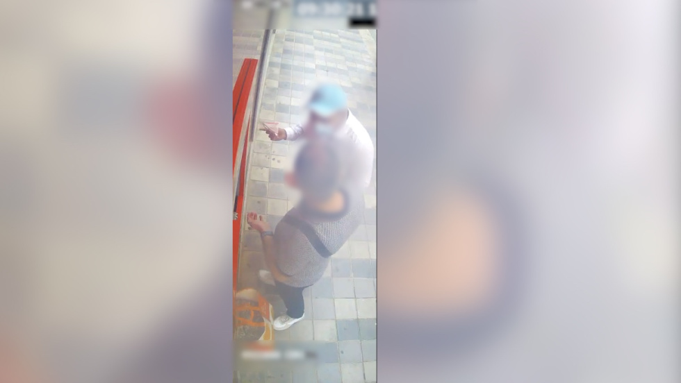 Captura de c&aacute;mara de seguridad durante el robo en un cajero autom&aacute;tico.