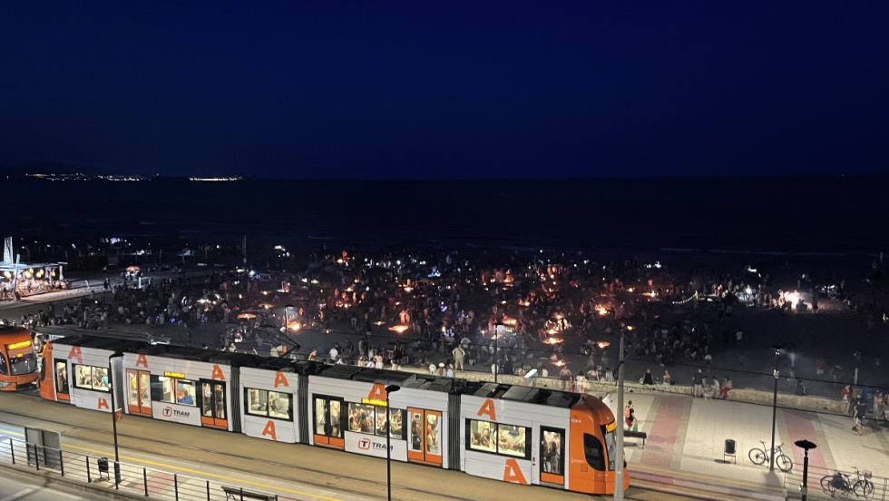 Tram d'Alacant a su paso por Muchavsta (El Campello) durante la noche de San Juan.
