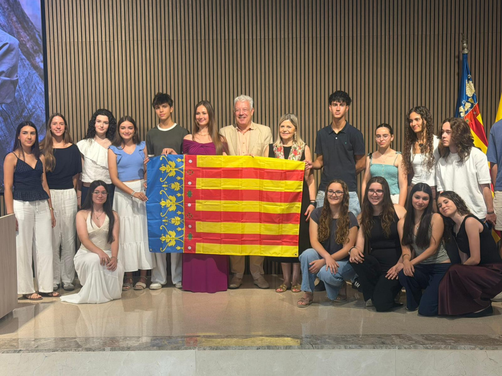 Carmen Ort&iacute; entrega la senyera a los alumnos y alumnas de la Comunitat Valenciana que participan en la Ruta Quetzal