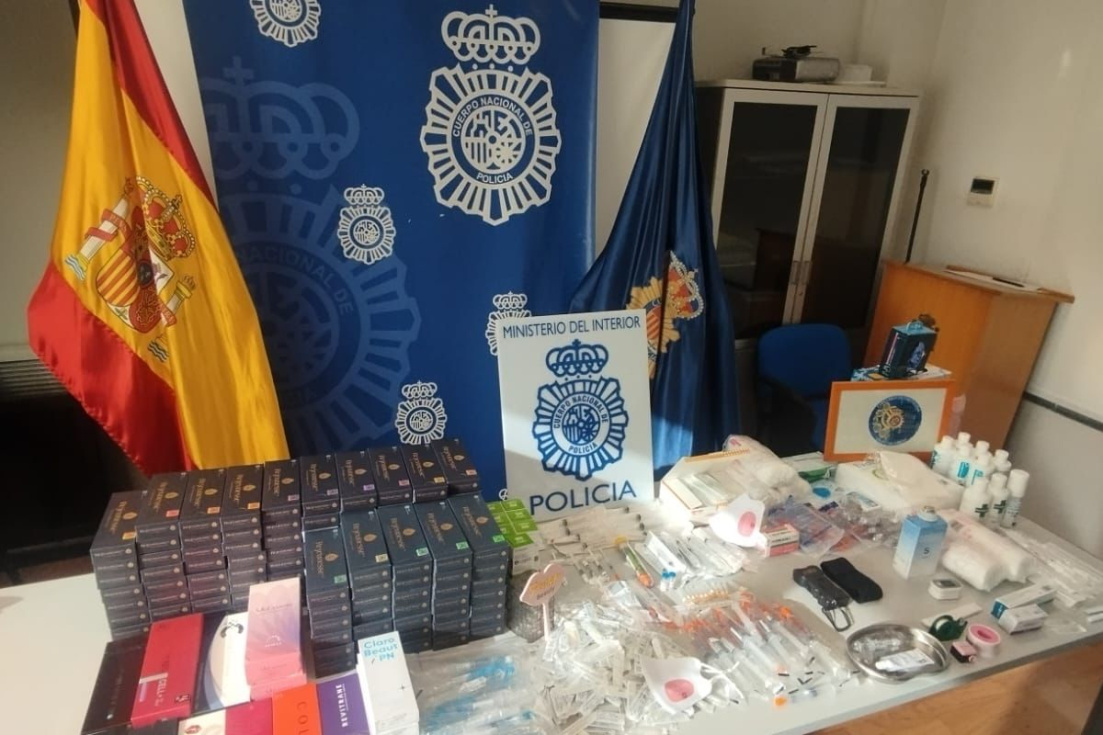 Material sanitario y productos inyectables intervenidos por la Polic&iacute;a Nacional