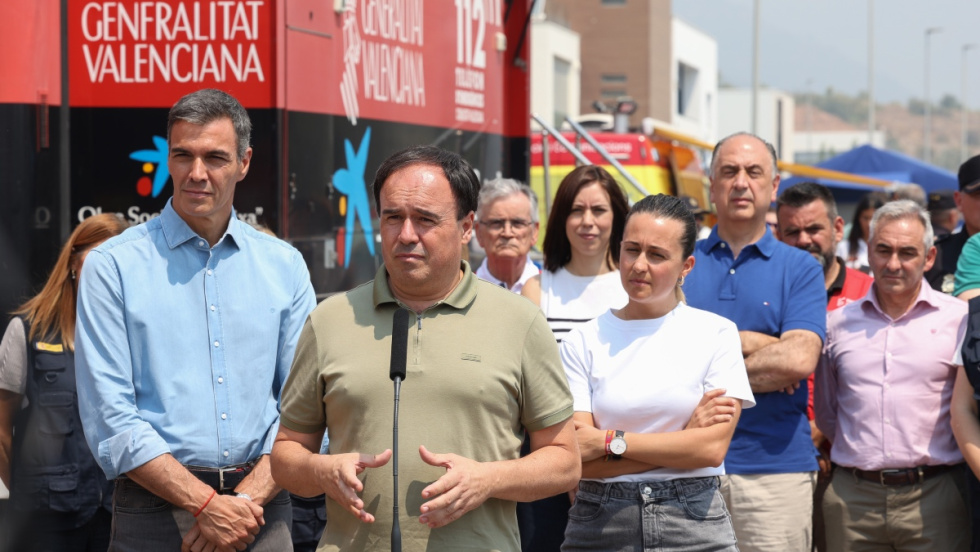 P&eacute;rez Llorca junto a Pedro S&aacute;nchez en Puesto de Mando Avanzado (PMA) del incendio deVal d'Uix&oacute;.