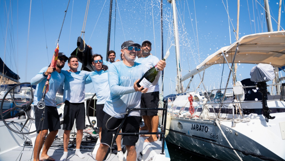 El Ebury Sailing celebra su victoria en la Vuelta a Tabarca 2026, segunda jornada del Tabarca Vela.