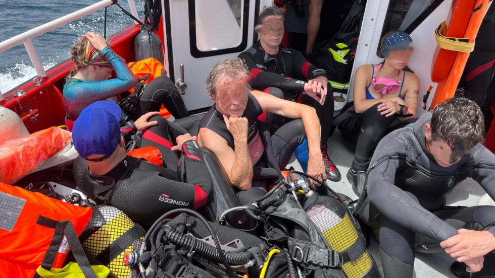 El Speis rescata ilesas a 11 personas tras el hundimiento de un catamar&aacute;n frente a Tabarca
