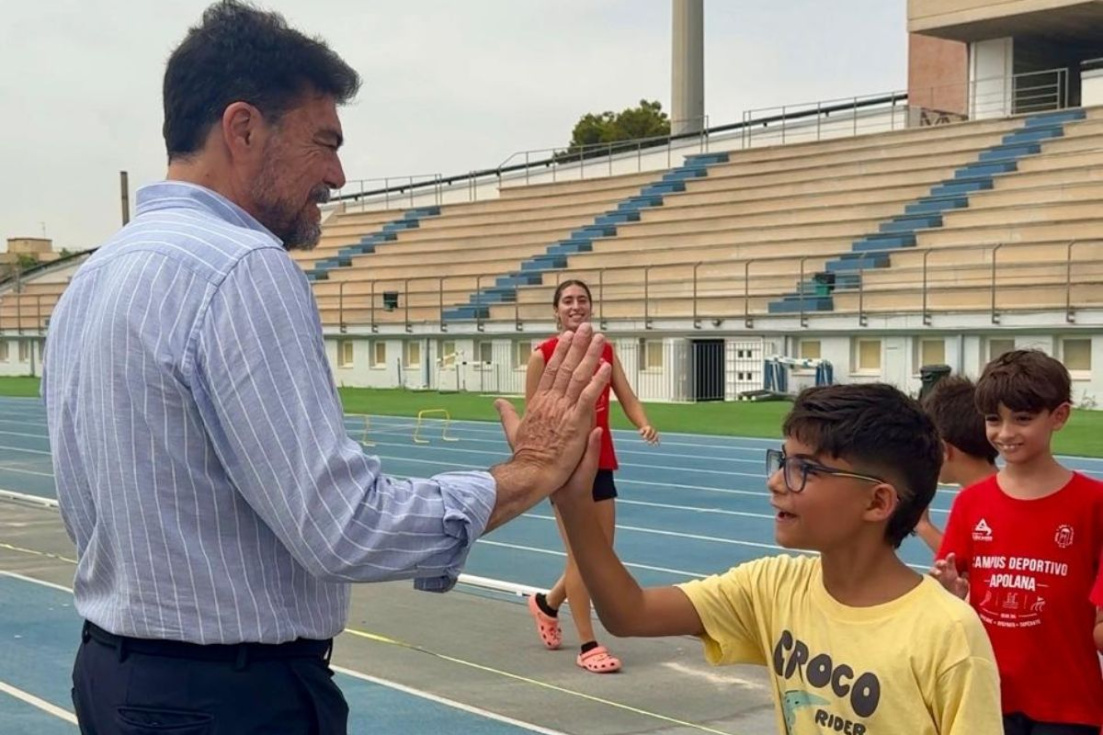 El alcalde de Alicante, Luis Barcala, durante su visita a una de las escuelas deportivas de verano de la ciudad.