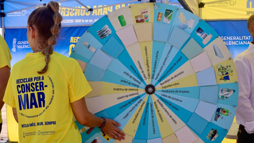 Juegos de la campa&ntilde;a Conser-mar para formentar el reciclaje en playas de la Comunidad Valenciana.