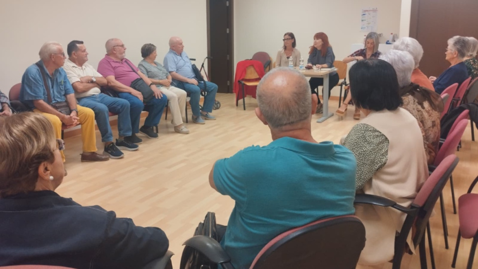 Reuni&oacute;n en un centro municipal de mayores de Alicante.