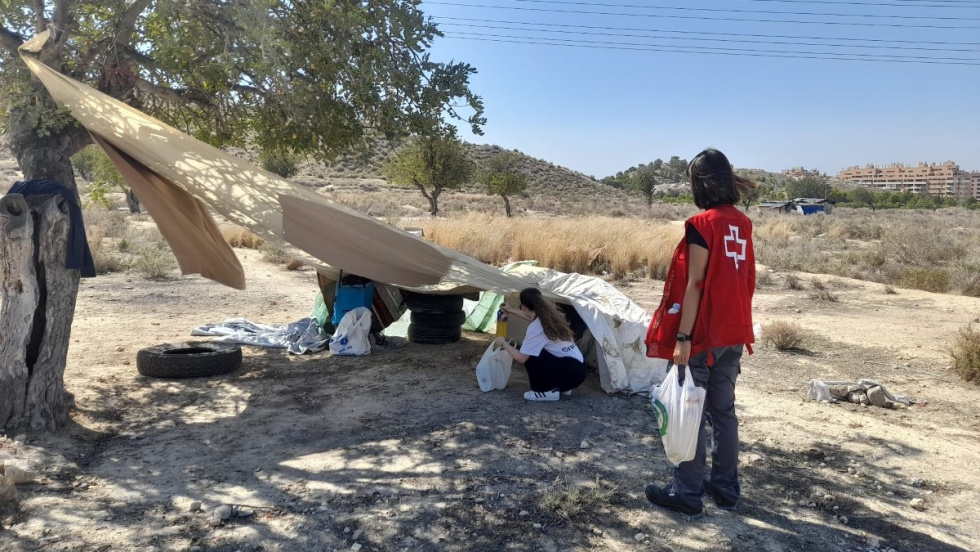 Efectivos de la Cruz Roja atienden a personas vulnerables durante la ola de calor en Alicante.
