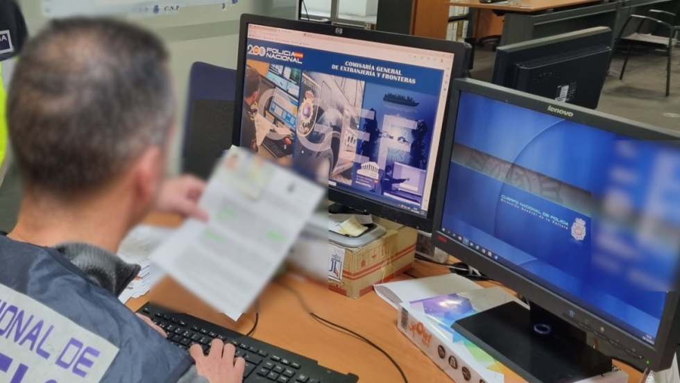 Polic&iacute;a Nacional, unidad de Extranjer&iacute;a y Fronteras en Alicante.