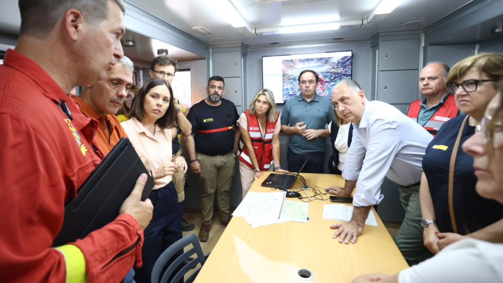Puesto de Mando Avanzado (PMA) para evaluar la evolución del incendio forestal de Soneja. Puesto de Mando Avanzado (PMA) para evaluar la evolución del incendio forestal de Soneja.