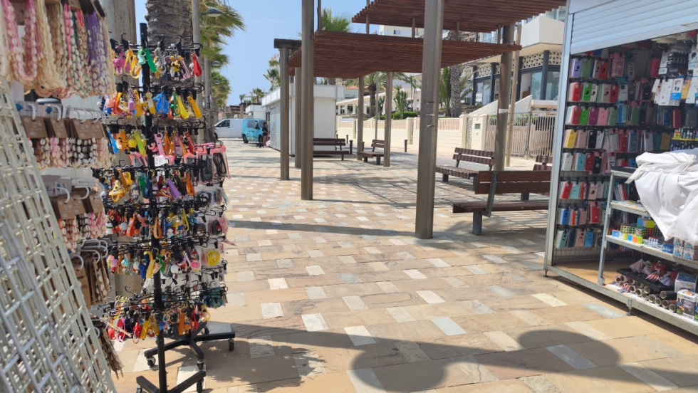 Mercado de artesan&iacute;a de verano de Playa de San Juan de Alicante.