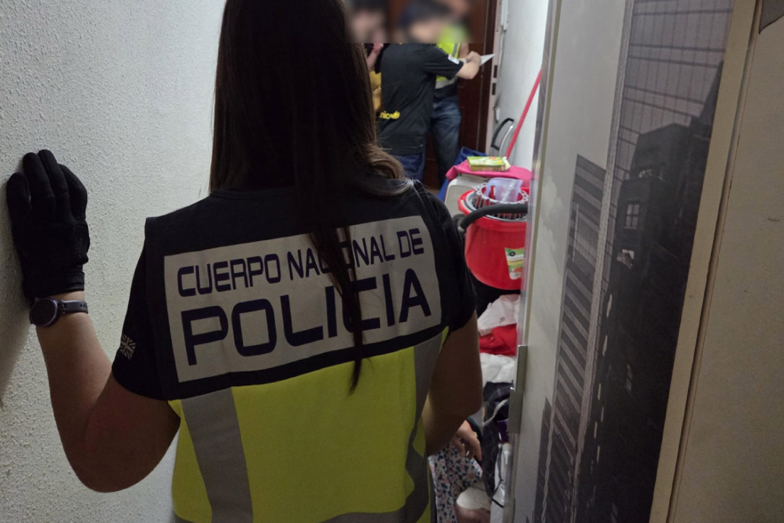 Agentes de la Policia Nacional registrando la vivienda en Alicante