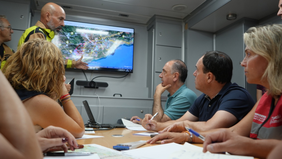 La Generalitat despliega más de 450 efectivos y 20 medios aéreos para combatir el incendio de La Vall d’Uixó