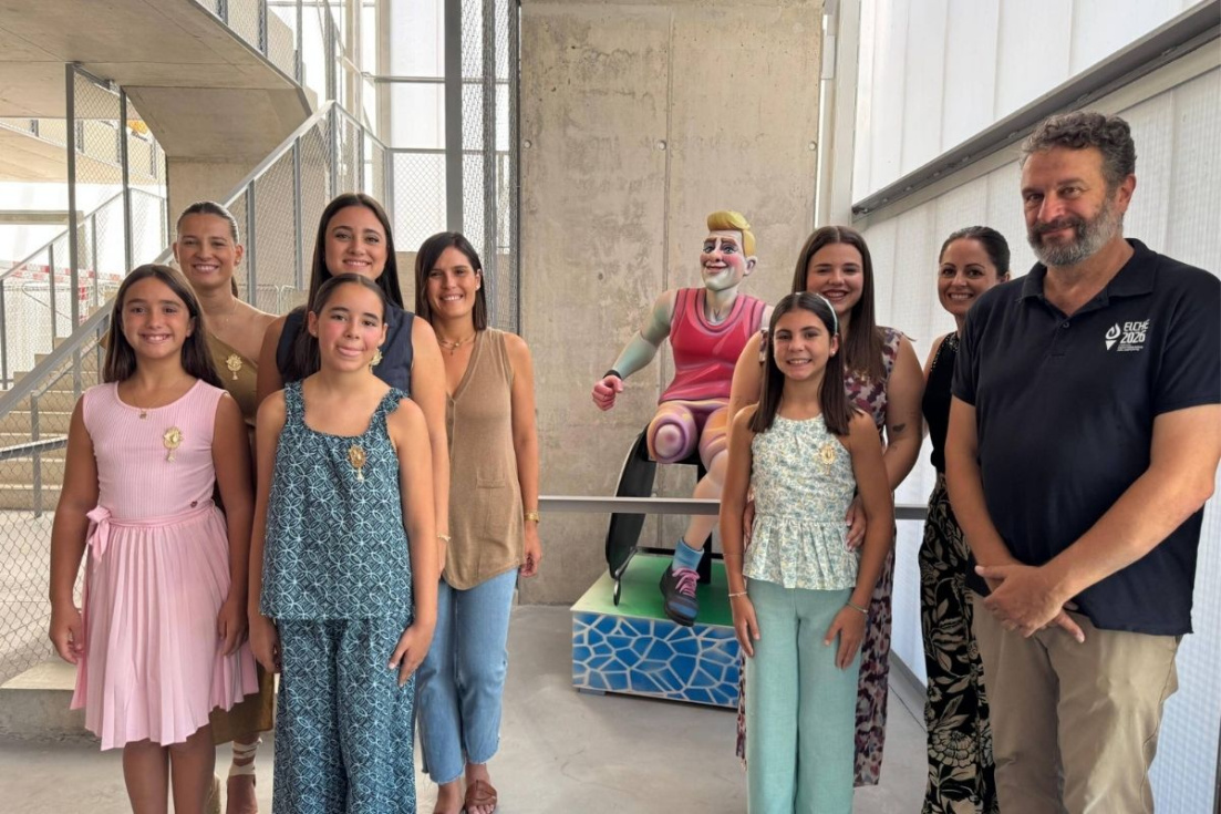 El ninot indultado del Raval ya luce en Elche