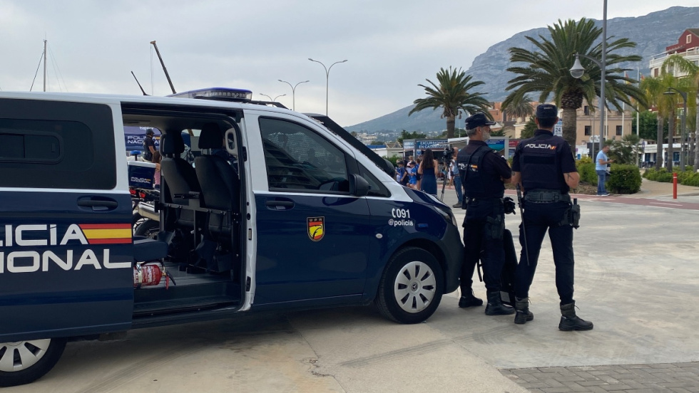 Detenidos en Dénia tres jóvenes por circular con una furgoneta con matrículas falsas y transportar una moto robada