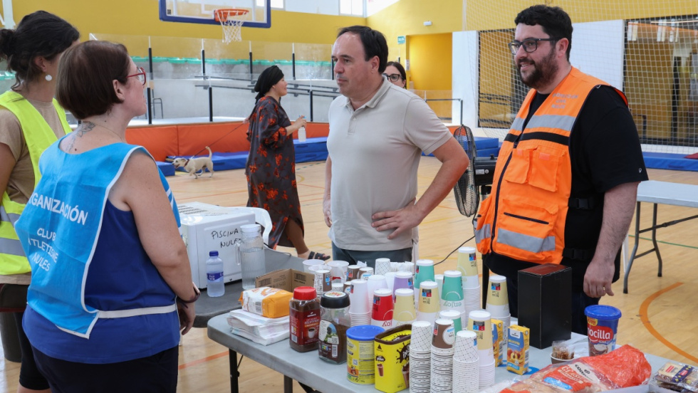 Pérez Llorca visita los dispositivos de atención a los afectados por el incendio de La Vall d’Uixó
