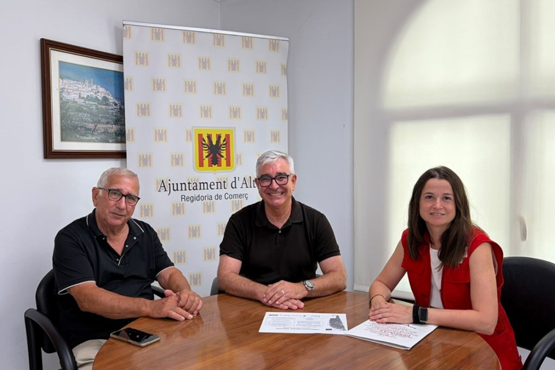 Representantes de Cruz Roja Altea y del Ayuntamiento durante la firma del convenio de colaboraci&oacute;n
