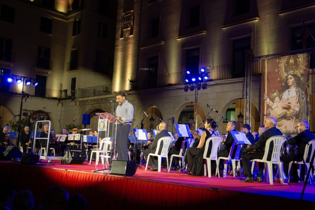 El alcalde de Alicante, Luis Barcala, junto a la Banda Sinf&oacute;nica Municipal de Alicante