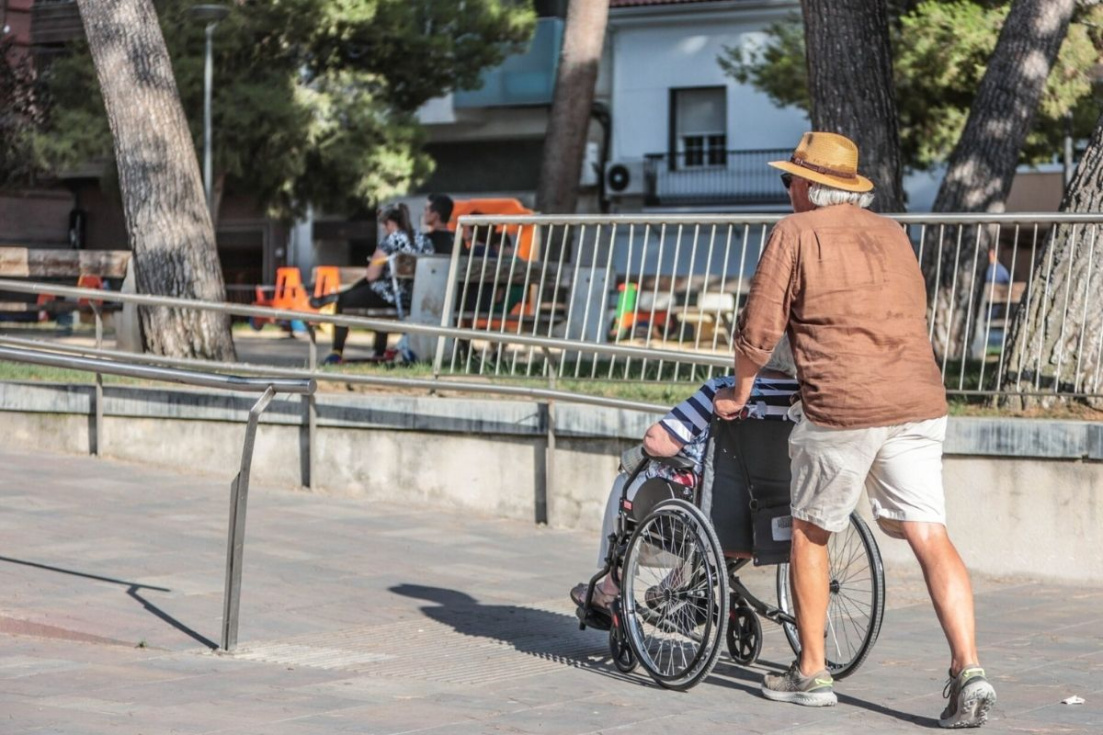 Voluntariado acompa&ntilde;ando a personas mayores en Elda en el marco del programa &lsquo;Elda Acompa&ntilde;a&rsquo;