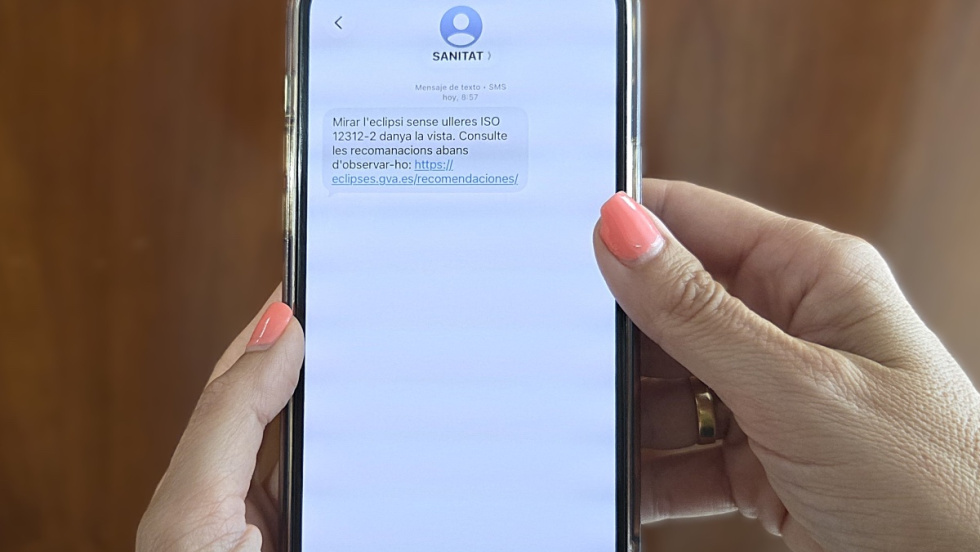 Sanidad envía un SMS a toda la Comunitat Valenciana con recomendaciones para observar el eclipse solar de forma segura