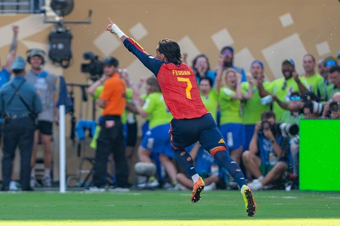 Ferran Torres, jugador de la selecci&oacute;n espa&ntilde;ola de f&uacute;tbol y campe&oacute;n del mundo