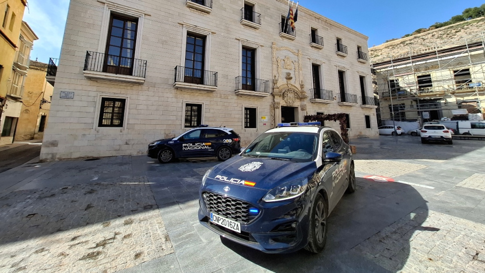 Polic&iacute;a Naciona en Orihuela.