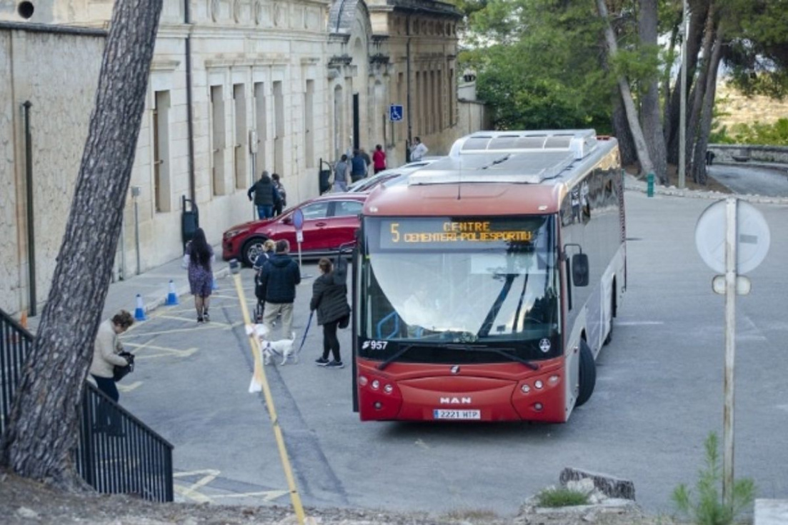 Autob&uacute;s de la l&iacute;nea especial entre el Cementerio y la Font Roja de Alcoy