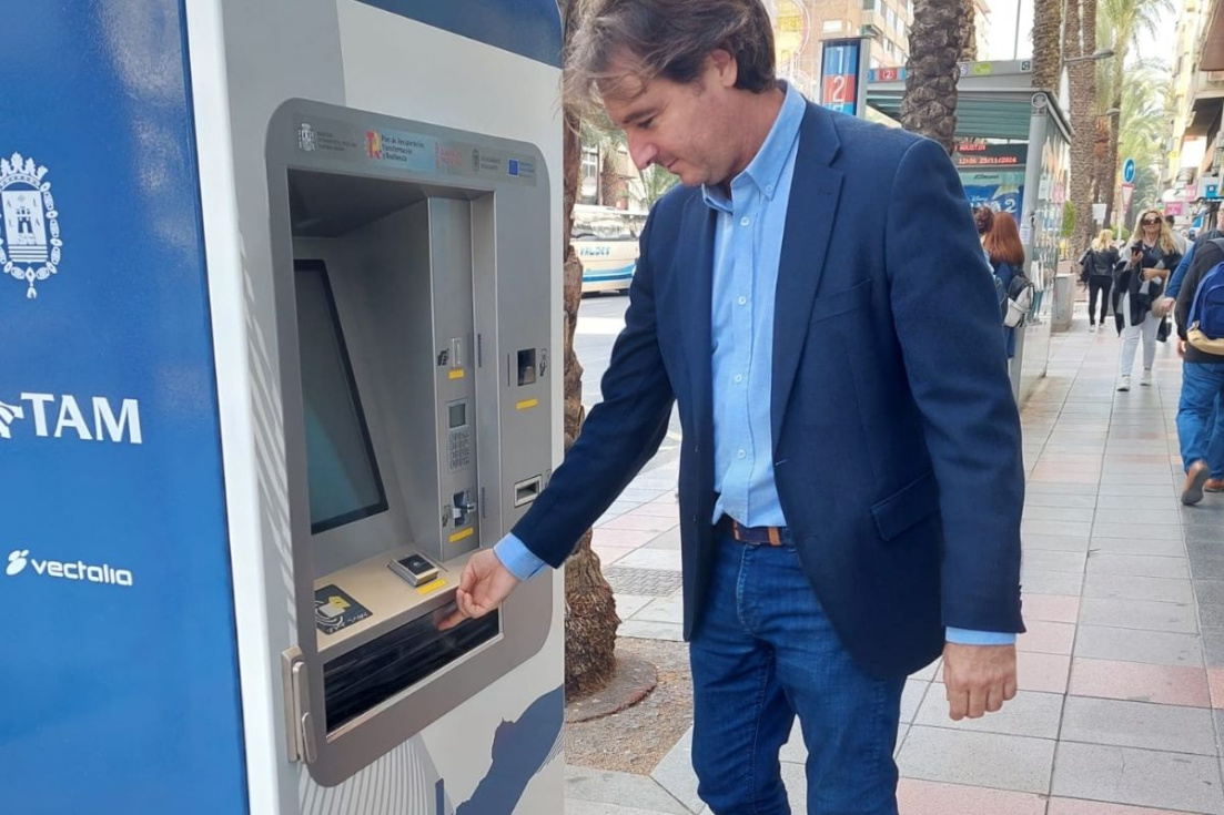 El concejal de Movilidad de Alicante, Carlos de Juan, junto a los puntos de recarga y bonos de transporte p&uacute;blico de la ciudad